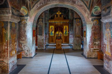 Mesiç, Sırbistan, 25 Temmuz 2023: Sırbistan 'daki Mesiç manastırı yaz boyunca