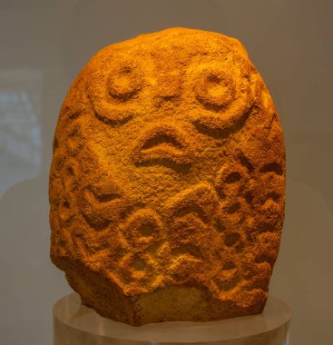 Lepenski Vir, Sırbistan, 26 Temmuz 2023: Sırbistan 'daki Lepenski Vir müzesinde insan figürü