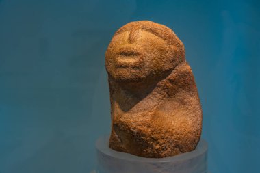 Lepenski Vir, Sırbistan, 26 Temmuz 2023: Sırbistan 'daki Lepenski Vir müzesinde insan figürü