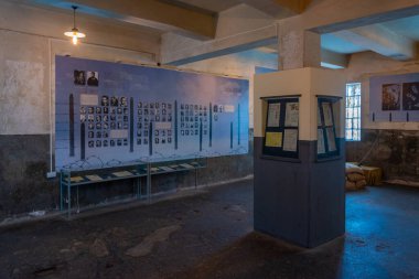 Niş, Sırbistan, 27 Temmuz 2023: Sırbistan 'ın Niş kentinde bir Kızılhaç toplama kampı müzesinin içi