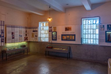 Niş, Sırbistan, 27 Temmuz 2023: Sırbistan 'ın Niş kentinde bir Kızılhaç toplama kampı müzesinin içi