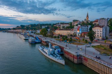 Belgrad, Sırbistan, 30 Temmuz 2023: Eski Belgrad kenti Sırbistan 'ın Sava Nehri arkasında görülüyor