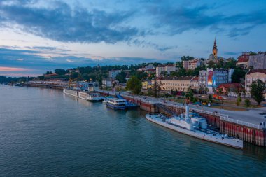 Belgrad, Sırbistan, 30 Temmuz 2023: Eski Belgrad kenti Sırbistan 'ın Sava Nehri arkasında görülüyor