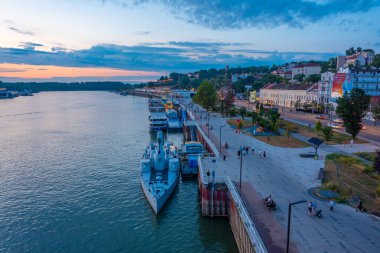 Belgrad, Sırbistan, 30 Temmuz 2023: Eski Belgrad kenti Sırbistan 'ın Sava Nehri arkasında görülüyor