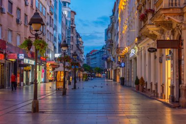Belgrad, Sırbistan, 31 Temmuz 2023: Belgrad 'ın Kneza Mihaila caddesinde gün doğumu, Sırbistan.