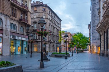 Belgrad, Sırbistan, 31 Temmuz 2023: Belgrad 'ın Kneza Mihaila caddesinde gün doğumu, Sırbistan.