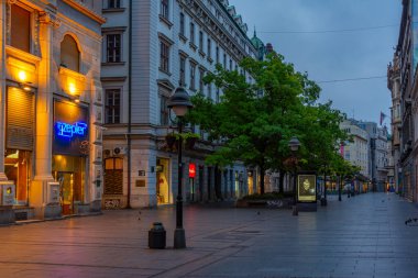 Belgrad, Sırbistan, 31 Temmuz 2023: Belgrad 'ın Kneza Mihaila caddesinde gün doğumu, Sırbistan.