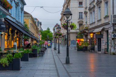 Belgrad, Sırbistan, 31 Temmuz 2023: Belgrad 'ın Kneza Mihaila caddesinde gün doğumu, Sırbistan.