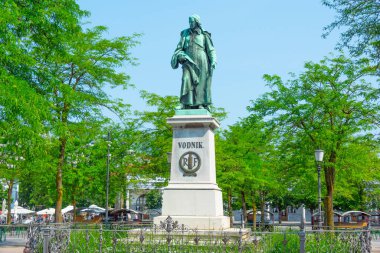 Ljubljana, Slovenya, 18 Haziran 2023: Slovenya 'nın Ljubljana kentindeki Vodnik Meydanı' nda heykel