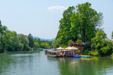 Ljubljana, Slovenya, 18 Haziran 2023: Slovenya 'nın başkenti Ljubljana' da Ljubljanica nehrinde seyreden turizm tekneleri