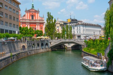 Ljubljana, Slovenya, 18 Haziran 2023: Fransisken Annunciation Kilisesi Ljubljanica nehrinin Ljubljana, Slovenya