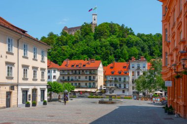 Ljubljana, Slovenya, 18 Haziran 2023: Ljubljana kalesi Slovenya 'nın Novi Trg meydanının arkasında görülüyor