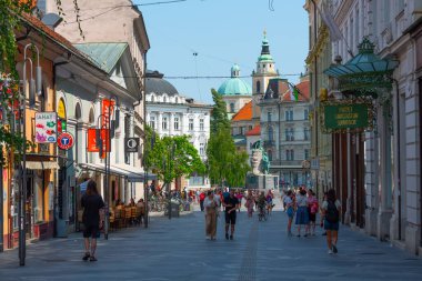 Ljubljana, Slovenya, 18 Haziran 2023: Slovenya 'nın Ljubljana kentindeki Copova ulica caddesinde insanlar geziniyor