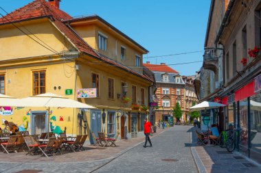 Ljubljana, Slovenya, 18 Haziran 2023: İnsanlar Ljubljana, Slovenya 'nın tarihi merkezinde bir sokakta geziniyorlar