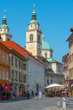 Ljubljana, Slovenya, 18 Haziran 2023: Slovenya 'nın Ljubljana kentindeki Aziz Niklas Katedrali' nin önünde insanlar geziniyor