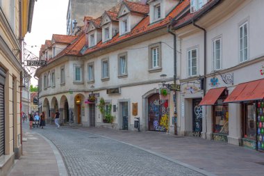 Ljubljana, Slovenya, 18 Haziran 2023: İnsanlar Ljubljana, Slovenya 'nın tarihi merkezinde bir sokakta geziniyorlar