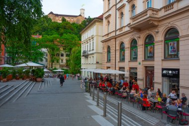 Ljubljana, Slovenya, 18 Haziran 2023: Ljubljana, Slovenya 'nın tarihi merkezindeki restoranlar