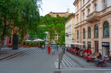 Ljubljana, Slovenya, 18 Haziran 2023: Ljubljana, Slovenya 'nın tarihi merkezindeki restoranlar