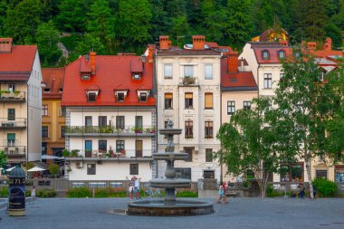 Ljubljana, Slovenya, 18 Haziran 2023: Ljubljana, Slovenya 'da Novi Trg meydanında gün batımı