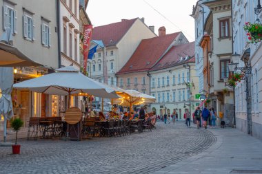 Ljubljana, Slovenya, 18 Haziran 2023: İnsanlar Ljubljana, Slovenya 'nın tarihi merkezinde bir sokakta geziniyorlar