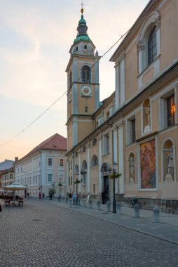 Ljubljana, Slovenya, 18 Haziran 2023: Slovenya 'nın Ljubljana kentindeki Aziz Niklas Katedrali' nin önünde insanlar geziniyor