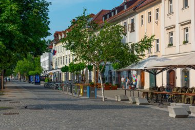 Ljubljana, Slovenya, 19 Haziran 2023: İnsanlar Ljubljana, Slovenya 'nın tarihi merkezinde bir sokakta geziniyorlar