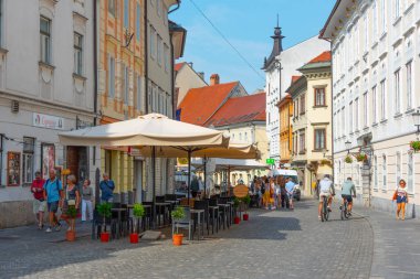 Ljubljana, Slovenya, 19 Haziran 2023: İnsanlar Ljubljana, Slovenya 'nın tarihi merkezinde bir sokakta geziniyorlar