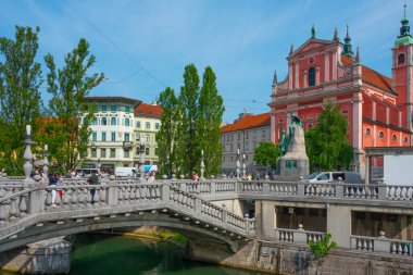 Ljubljana, Slovenya, 19 Haziran 2023: Fransisken Annunciation Kilisesi Ljubljanica nehrinin Ljubljana, Slovenya