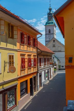 Skofja Loka, Slovenya, 19 Haziran 2023: Skofja Loka, Slovenya 'nın tarihi merkezinde sokak