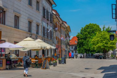 Skofja Loka, Slovenya, 19 Haziran 2023: Mestni trg Meydanı Slovenya 'nın Skofja Loka kentinde