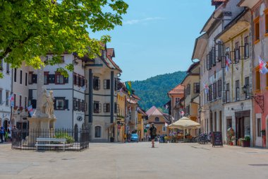 Skofja Loka, Slovenya, 19 Haziran 2023: Mestni trg Meydanı Slovenya 'nın Skofja Loka kentinde