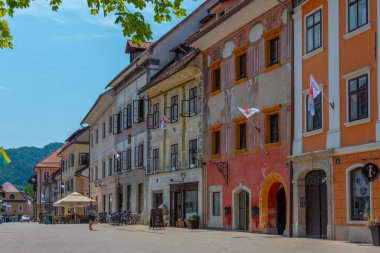 Skofja Loka, Slovenya, 19 Haziran 2023: Mestni trg Meydanı Slovenya 'nın Skofja Loka kentinde