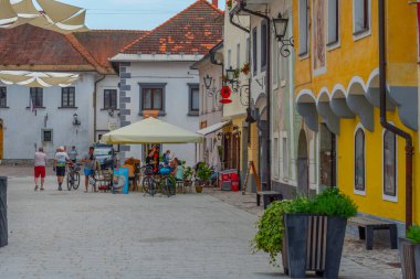 Radovljica, Slovenya, 19 Haziran 2023: Radovljica, Slovenya 'da halk Linhartov trg meydanında geziniyor