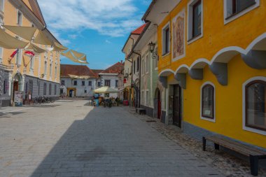 Radovljica, Slovenya, 19 Haziran 2023: Radovljica, Slovenya 'da halk Linhartov trg meydanında geziniyor