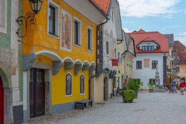 Radovljica, Slovenya, 19 Haziran 2023: Radovljica, Slovenya 'da halk Linhartov trg meydanında geziniyor