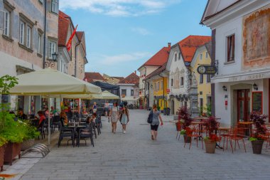 Radovljica, Slovenya, 19 Haziran 2023: Radovljica, Slovenya 'da halk Linhartov trg meydanında geziniyor