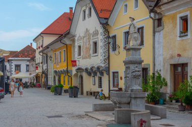 Radovljica, Slovenya, 19 Haziran 2023: Radovljica, Slovenya 'da halk Linhartov trg meydanında geziniyor