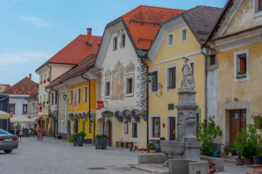 Radovljica, Slovenya, 19 Haziran 2023: Radovljica, Slovenya 'da halk Linhartov trg meydanında geziniyor