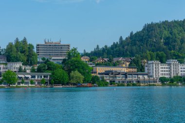 Bled, Slovenya, 19 Haziran 2023: Slovenya 'da Bled Gölü' ndeki oteller