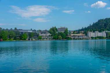 Bled, Slovenya, 19 Haziran 2023: Slovenya 'da Bled Gölü' ndeki oteller