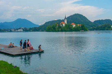 Bled, Slovenya, 19 Haziran 2023: Slovenya 'da Maria Kilisesi' nin Slovenya Gölü 'ndeki Varsayımı