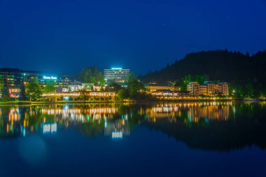 Bled, Slovenya, 19 Haziran 2023: Slovenya 'daki Bled Gölü' ndeki Otellerin Gece Görüşü