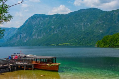 Bohinj Gölü, Slovenya, 20 Haziran 2023: Slovenya 'da Bohinj Gölü' nde turizm teknesi gezisi