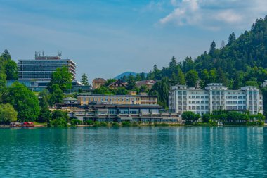 Bled, Slovenya, 20 Haziran 2023: Slovenya 'da Bled Gölü' ndeki oteller