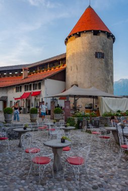 Bled, Slovenya, 20 Haziran 2023: Slovenya 'daki Bled kalesinde bir restoranın terası
