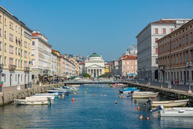 Trieste, İtalya, 21 Haziran 2023: Sant 'Antonio Nuovo Kilisesi İtalyan kenti Trieste' deki Kanal Grande 'nin sonunda
