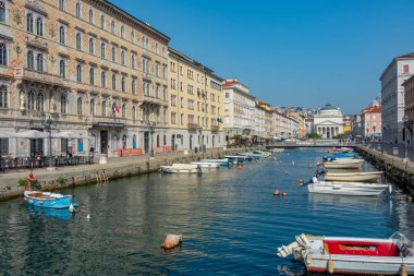 Trieste, İtalya, 21 Haziran 2023: Sant 'Antonio Nuovo Kilisesi İtalyan kenti Trieste' deki Kanal Grande 'nin sonunda
