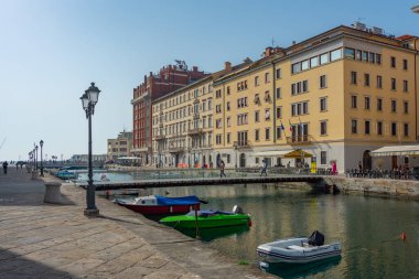 Trieste, İtalya, 21 Haziran 2023: İtalyan kenti Trieste 'deki Canal Grande' de tekneler demirliyor