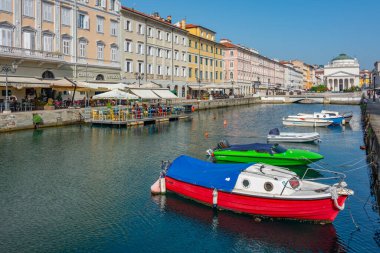 Trieste, İtalya, 21 Haziran 2023: Sant 'Antonio Nuovo Kilisesi İtalyan kenti Trieste' deki Kanal Grande 'nin sonunda