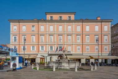 Trieste, İtalya, 21 Haziran 2023: İtalyan kenti Trieste 'deki Piazza del Ponterosso Meydanı' nda Çeşme
